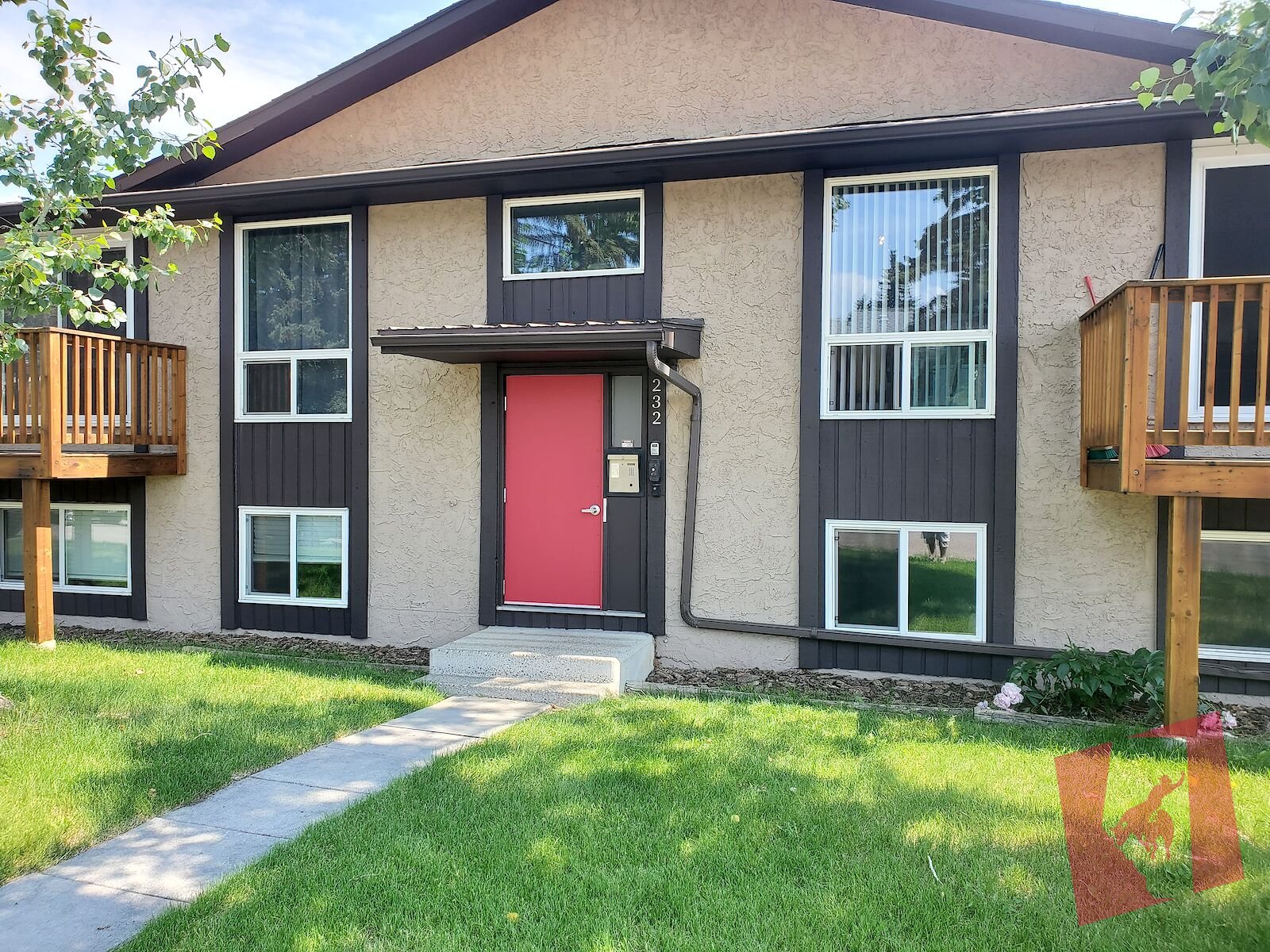 Cozy one bedroom close to shopping & LRT