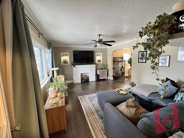Cute, Central 2 Bed + Dining / Office Main Floor