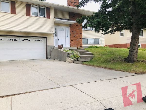Main floor with furniture close to Market mall and U of C